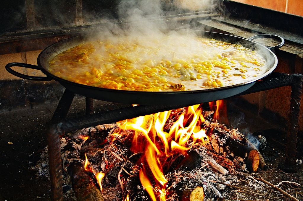 Paella valenciana cotta a legna